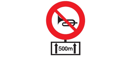 Chiều dài đoạn đường 500 m từ nơi đặt biển này, người lái xe có được phép bấm còi không?